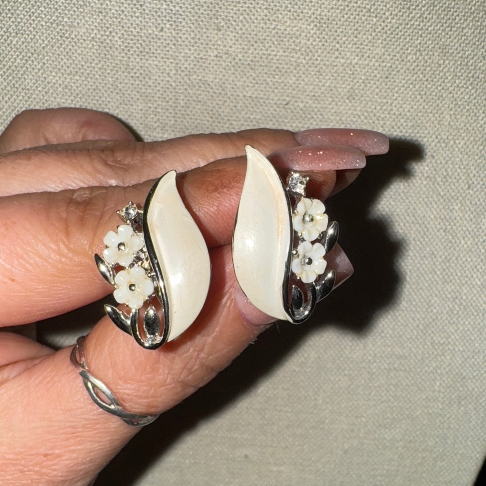 Vintage Lisner Lucite and Enamel Earrings